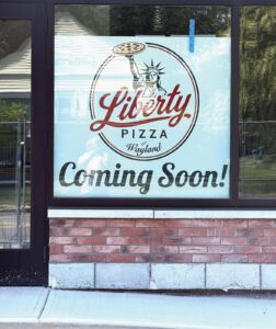 A recent sign offers good news to pizza lovers. (Photo by Leslie Castillo)